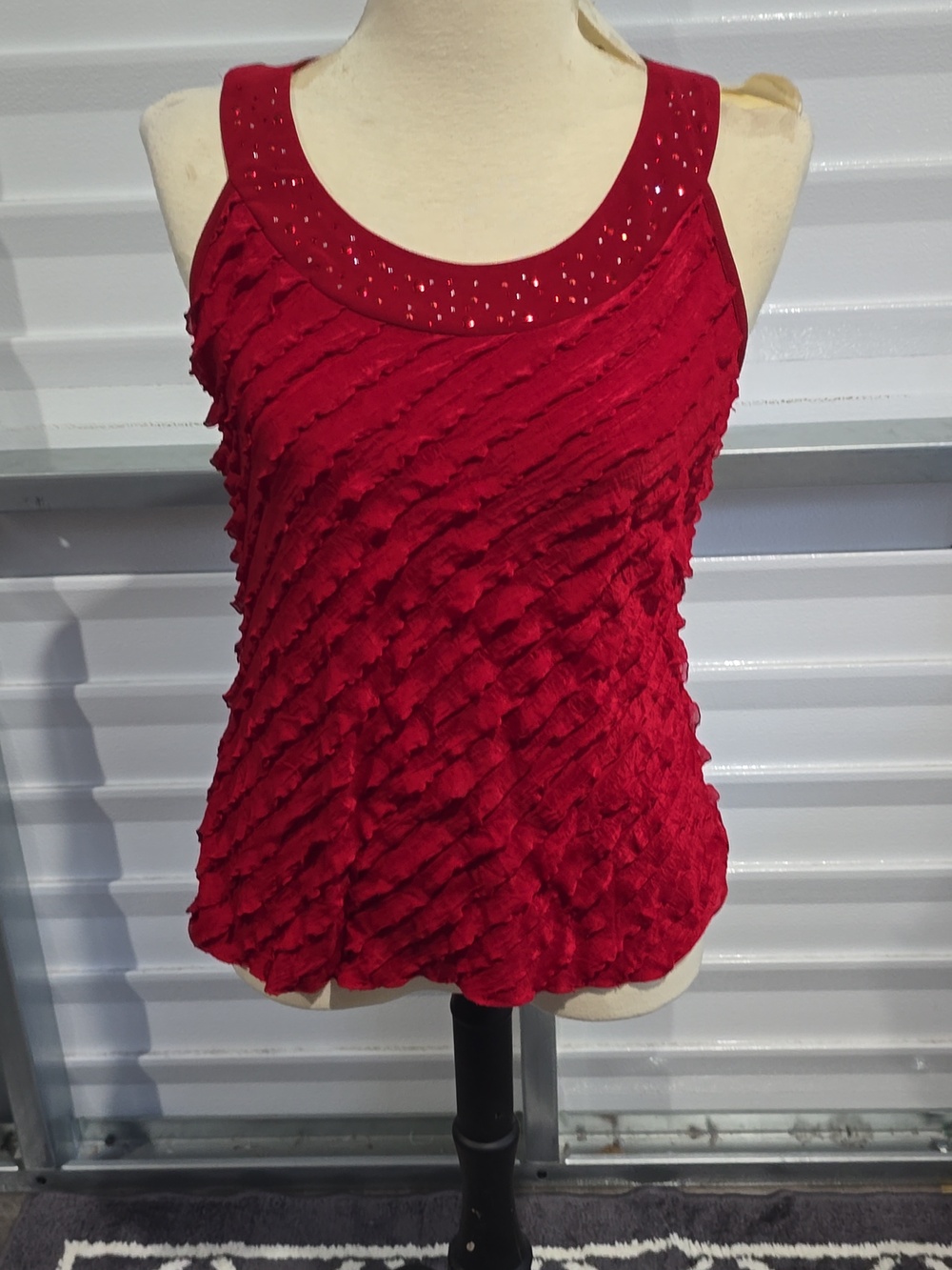 Jaclyn Smith Red Textured Ruffle Tank‎ with Studded Scoop Size Large